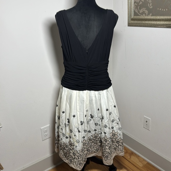 J.R. Notes by Carol Lin black ivory tan embroidered V cleavage full dress Sz 16 - Picture 4 of 9